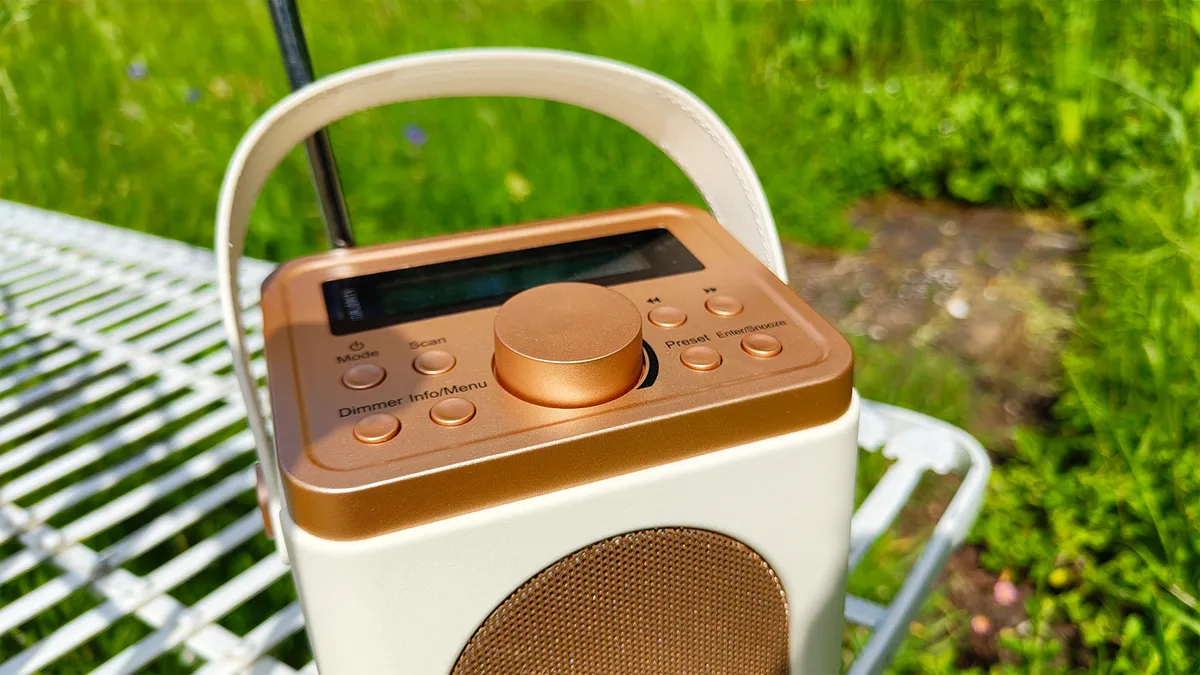 Đánh giá Majority Little Shelford: Radio DAB+ cổ điển, âm thanh sống động 9 Majority Little Shelford 2