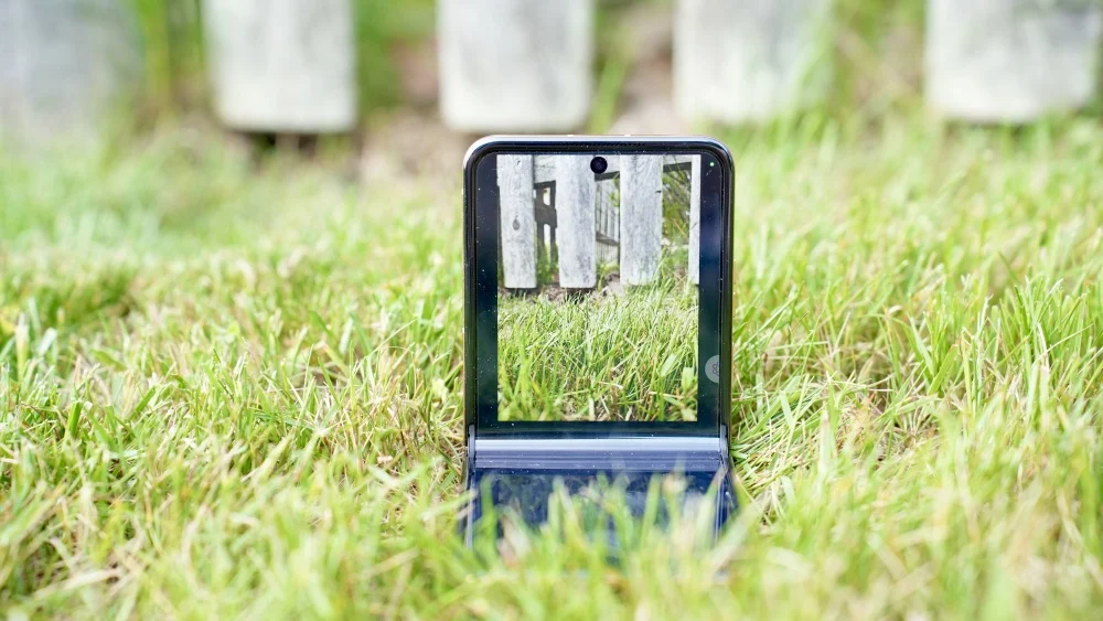 Đánh giá Motorola Razr+ (2025): Chiếc điện thoại nắp gập vượt xa những tính năng cơ bản 27 Motorola Razr 11