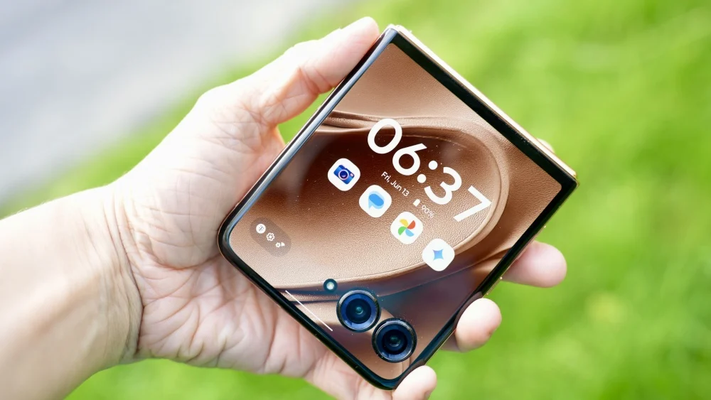 Đánh giá Motorola Razr+ (2025): Chiếc điện thoại nắp gập vượt xa những tính năng cơ bản 21 Motorola Razr 5