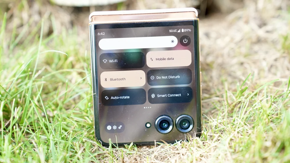 Đánh giá Motorola Razr+ (2025): Chiếc điện thoại nắp gập vượt xa những tính năng cơ bản 24 Motorola Razr 8