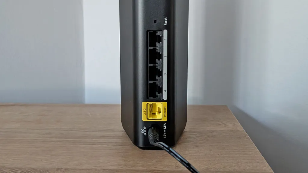 Đánh giá Netgear Nighthawk RS100: Bộ định tuyến Wi-Fi 7 đáng tin cậy, giá cả phải chăng 8 Netgear Nighthawk RS100 4