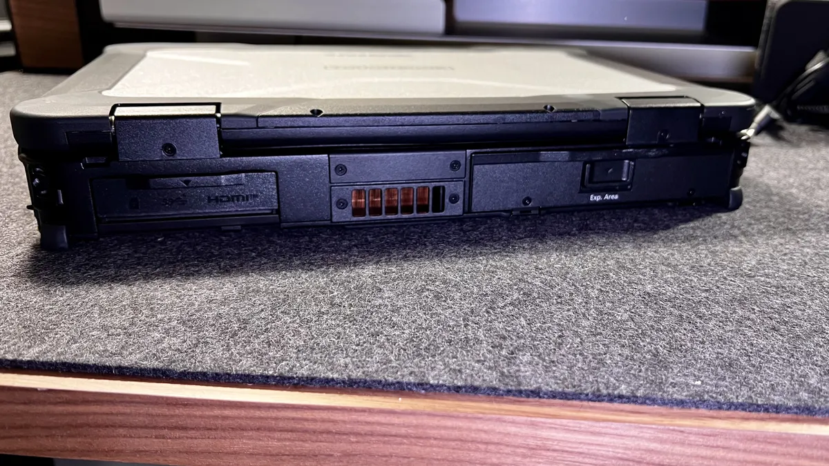 Đánh giá Panasonic Toughbook 40: Laptop siêu bền bỉ chuyên dụng cho quân sự, công trình và công nghiệp 16 Panasonic Toughbook 40 3