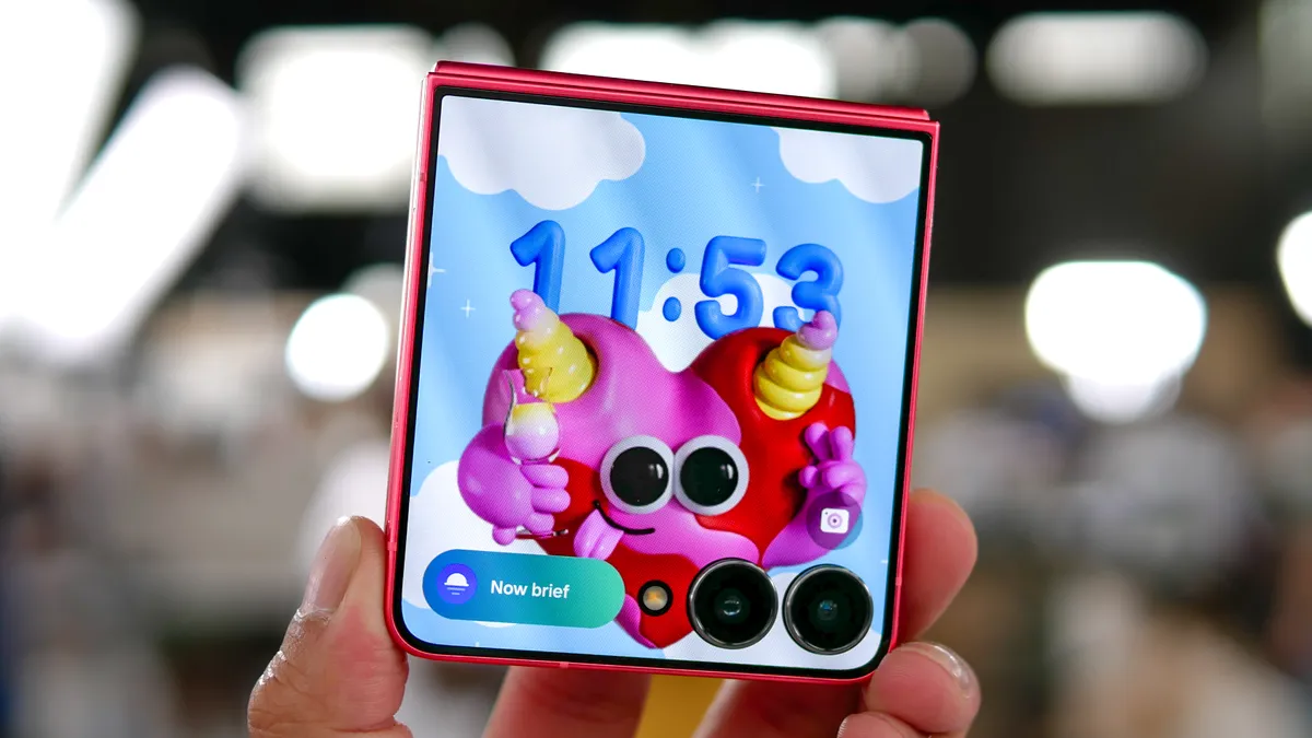 Đánh giá thực tế Samsung Galaxy Z Flip 7: Đột phá với màn hình ngoài toàn diện, sẵn sàng cho tương lai 27 Samsung Galaxy Z Flip 7 11