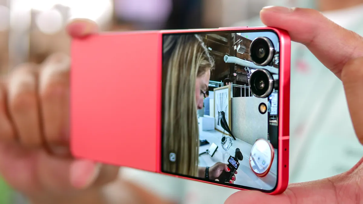 Đánh giá thực tế Samsung Galaxy Z Flip 7: Đột phá với màn hình ngoài toàn diện, sẵn sàng cho tương lai 24 Samsung Galaxy Z Flip 7 8