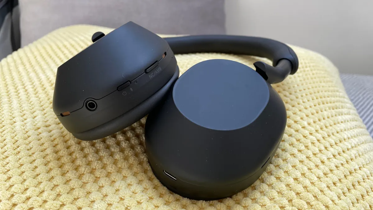 Đánh giá Sony WH-1000XM5: Đặt lại chuẩn mực âm thanh không dây với sự thoải mái và khả năng chống ồn vượt trội 9 Sony WH 1000XM5 3