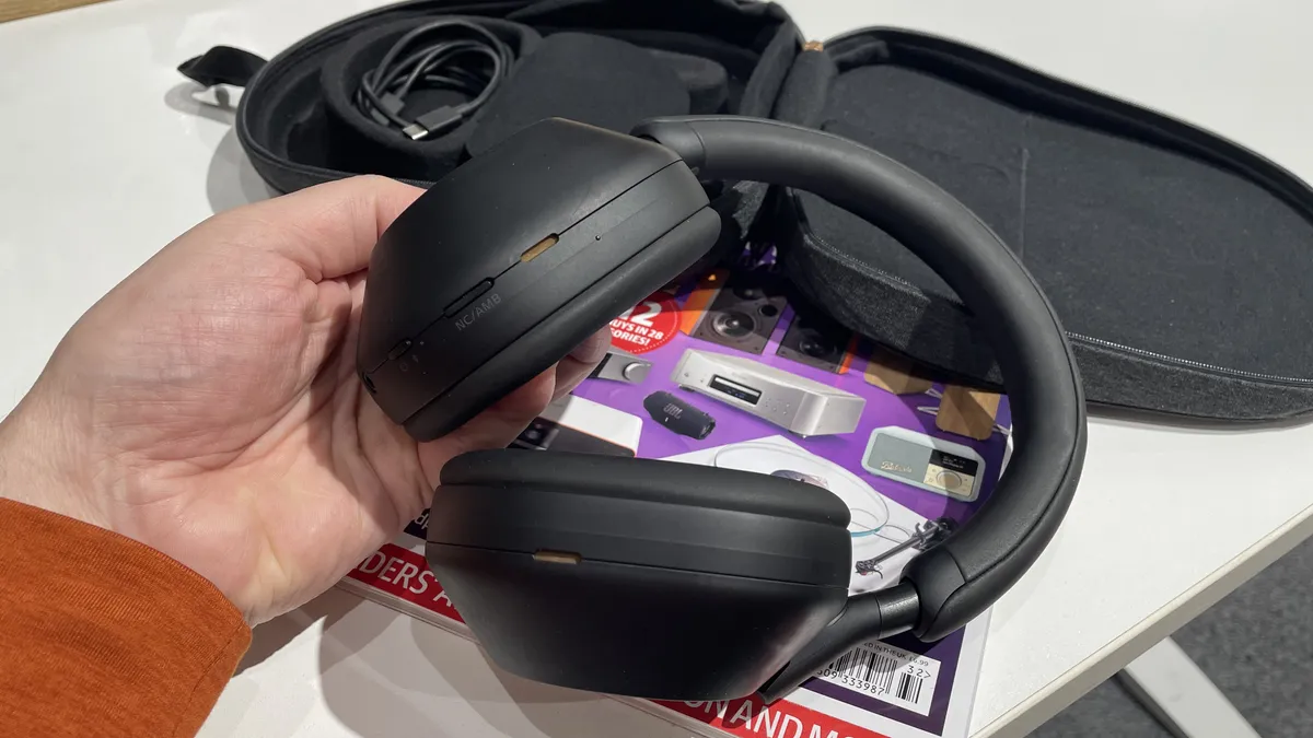Đánh giá Sony WH-1000XM5: Đặt lại chuẩn mực âm thanh không dây với sự thoải mái và khả năng chống ồn vượt trội 10 Sony WH 1000XM5 4