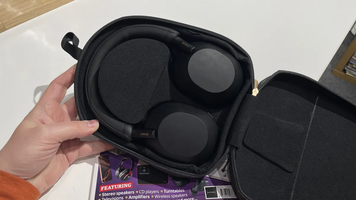 Đánh giá Sony WH-1000XM5: Đặt lại chuẩn mực âm thanh không dây với sự thoải mái và khả năng chống ồn vượt trội 11 Sony WH 1000XM5 5