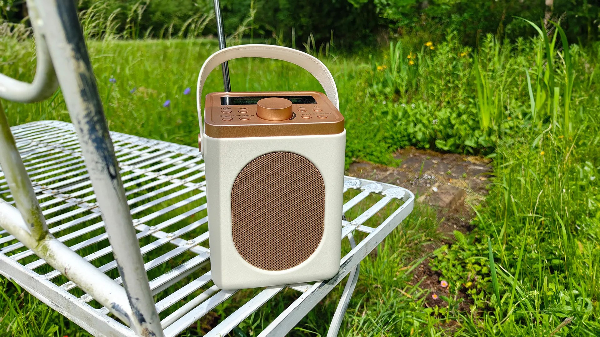 Đánh giá Majority Little Shelford: Radio DAB+ cổ điển, âm thanh sống động 1 ezgif 60c1e28ca6d9b3