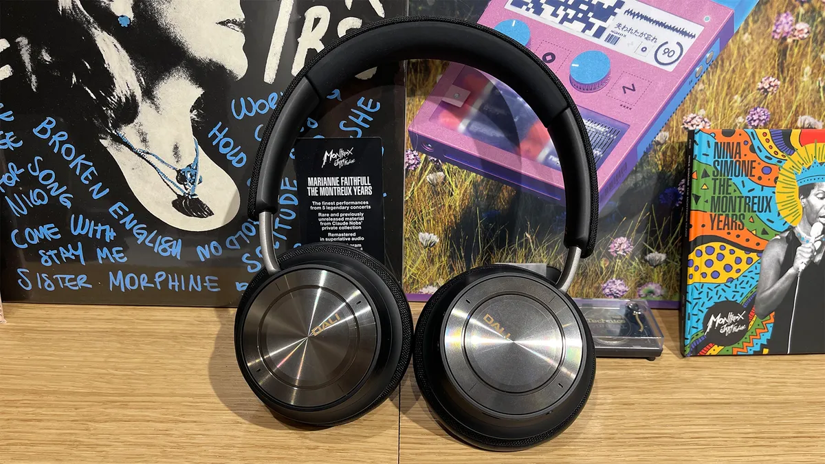 Tai nghe chống ồn tốt nhất 2025: Bí quyết tận hưởng tĩnh lặng và âm thanh tuyệt vời 11 04