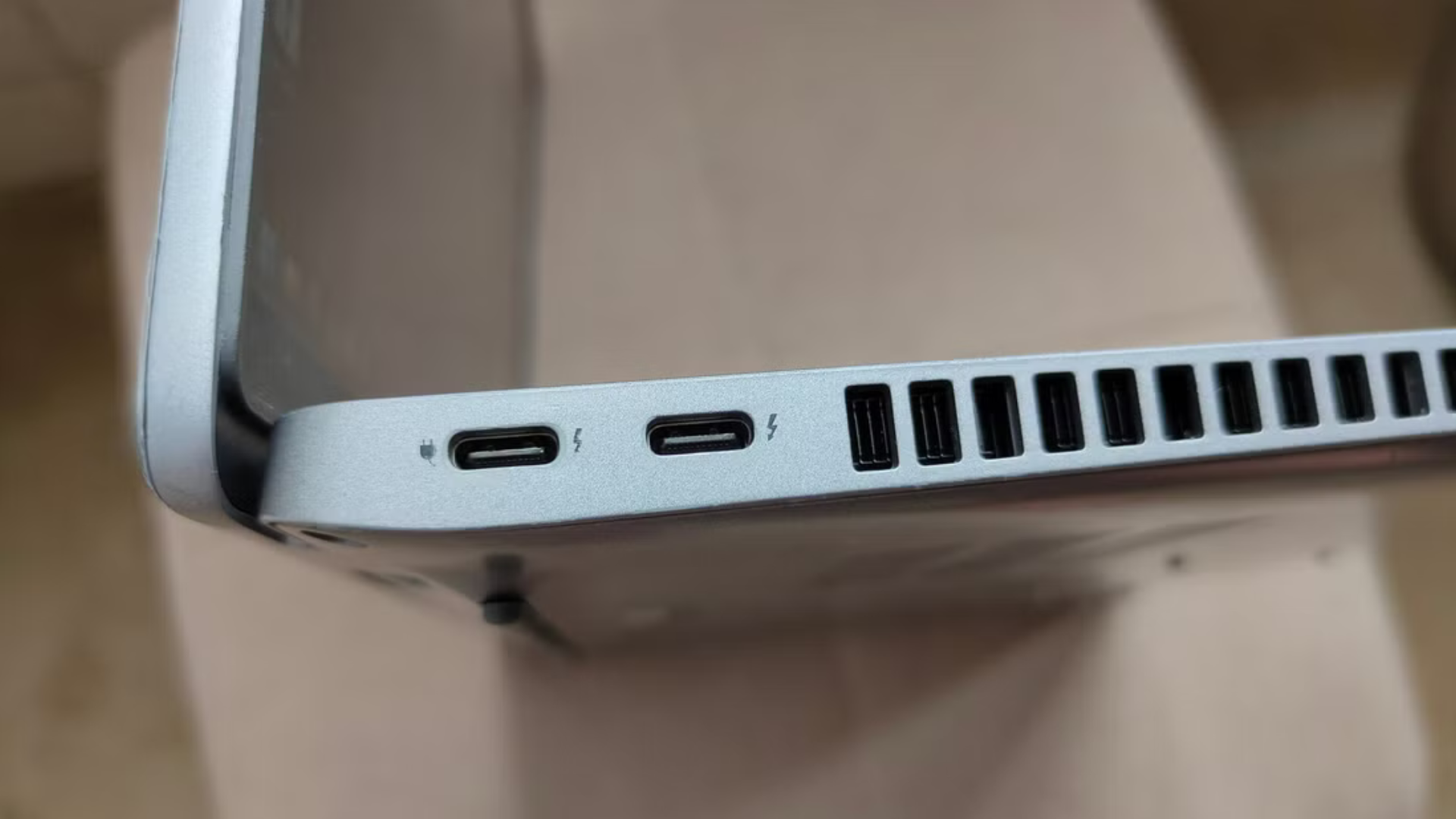 8 cách sử dụng cổng USB-C trên laptop ngoài việc sạc pin 1 8 cach su dung cong USB C tren laptop ngoai viec sac pin 1