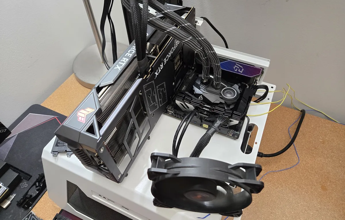 Đánh giá bo mạch chủ ASRock Phantom Gaming B860I Lightning Wi-Fi: Sức mạnh ẩn sau thiết kế nhỏ nhắn 40 ASRock Phantom Gaming B860I Lightning Wi Fi 1