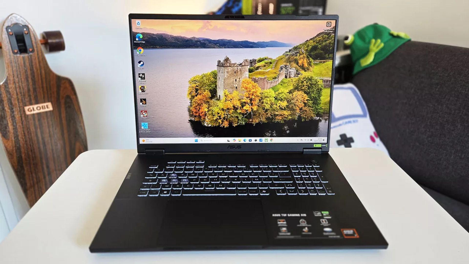 Đánh giá ASUS TUF Gaming A18 (2025): Thiết kế đẹp, tản nhiệt tốt, nhưng màn hình và hiệu năng gây thất vọng 1 ASUS TUF Gaming A18 2025