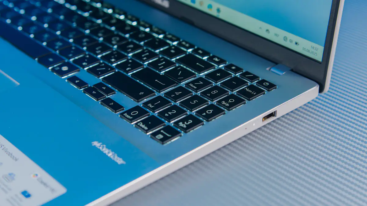 ASUS Vivobook 16 X1607Q 10