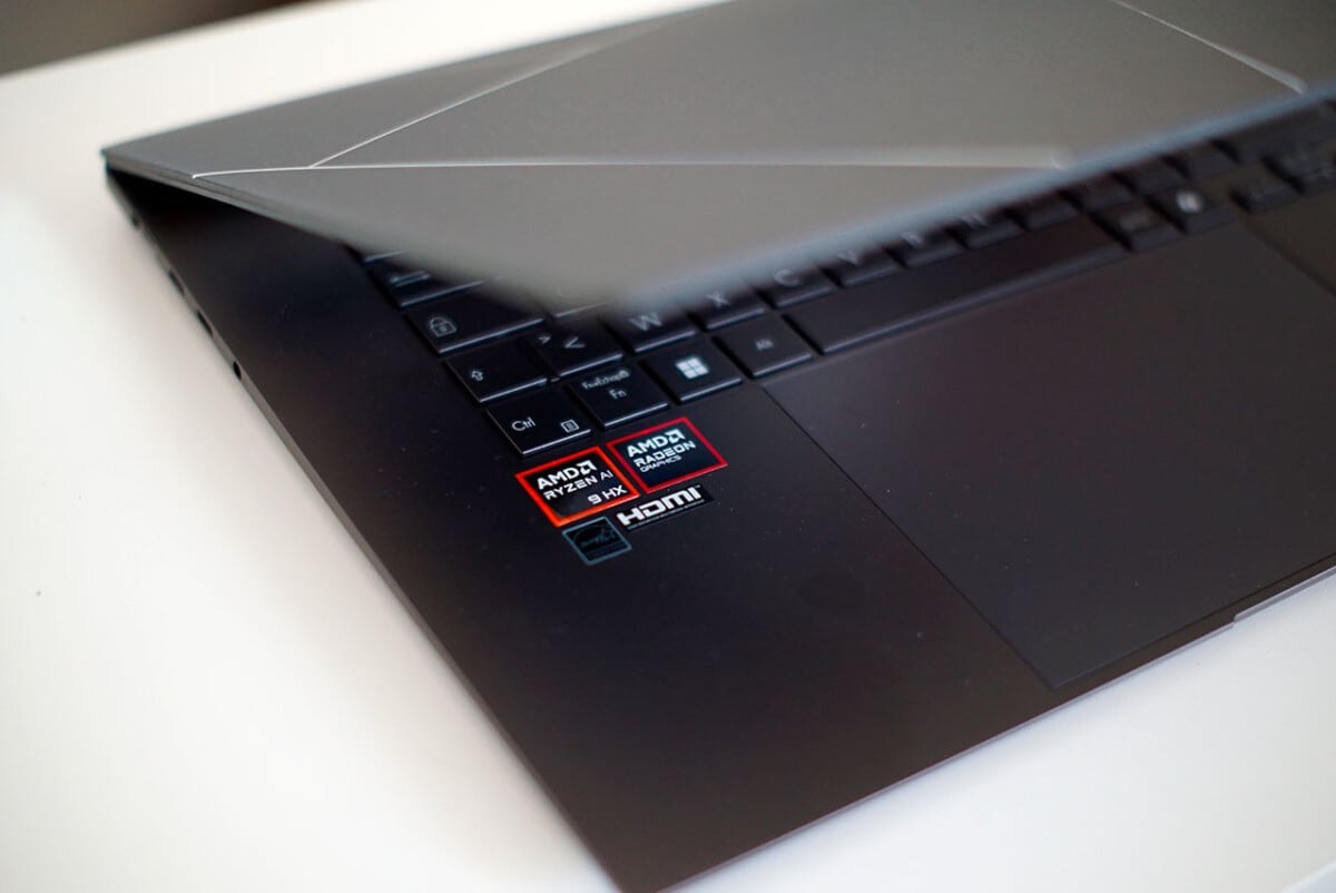 Đánh giá ASUS Zenbook S 16 (UM5606): Mỏng, nhẹ, mạnh mẽ và lý tưởng cho dân sáng tạo! 33 ASUS Zenbook S 16 UM5606 9