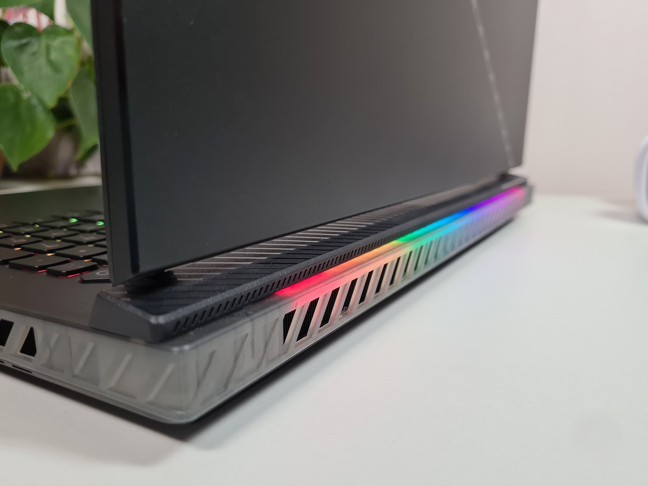 Đánh giá Asus ROG Strix SCAR 18 (G834J): Chiếc laptop gaming với sức mạnh đồ họa RTX 4090 và màn hình 18-inch cuốn hút 29 Asus ROG Strix SCAR 18 G834J 13
