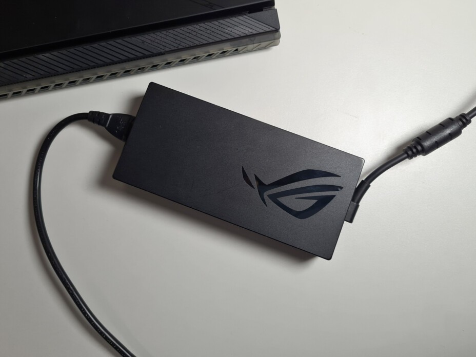 Đánh giá Asus ROG Strix SCAR 18 (G834J): Chiếc laptop gaming với sức mạnh đồ họa RTX 4090 và màn hình 18-inch cuốn hút 50 Asus ROG Strix SCAR 18 G834J 2