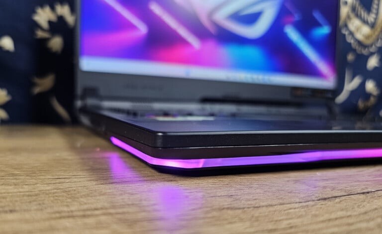 Asus ROG Strix Scar 17 X3D G733PYV 12