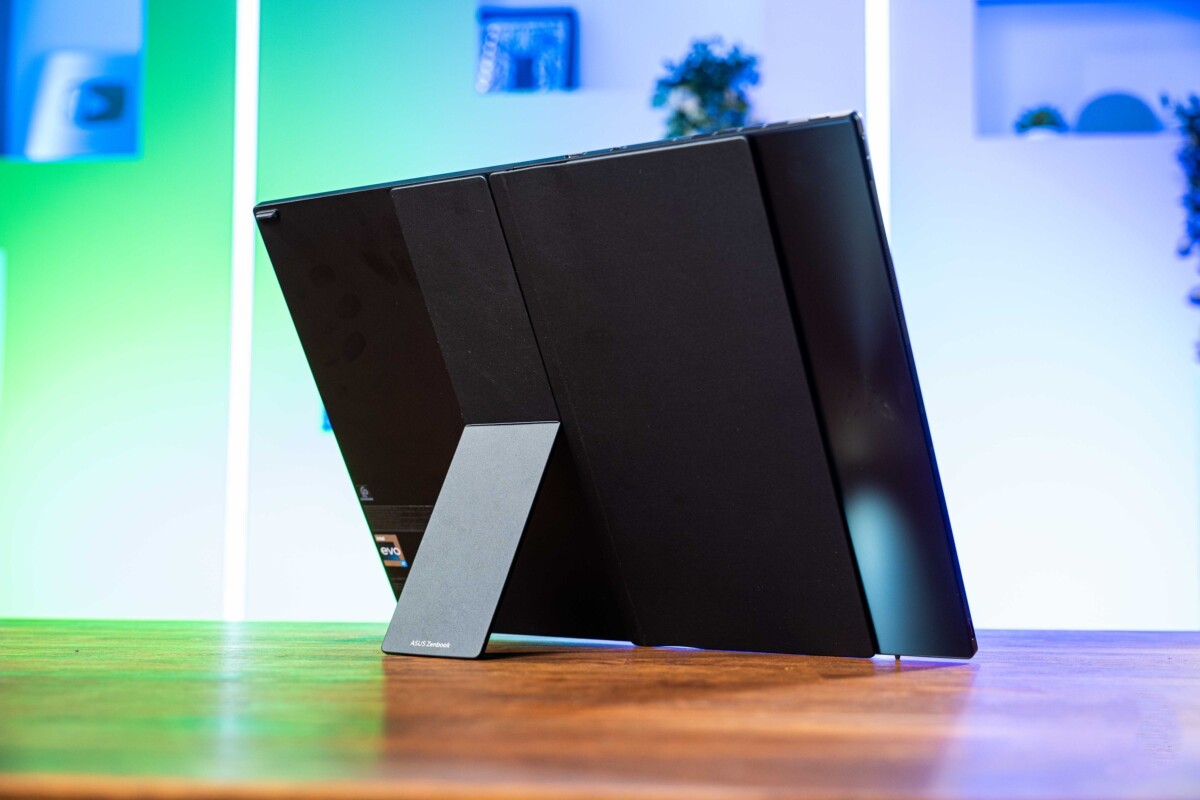 Đánh giá Asus Zenbook 17 Fold OLED (UX9702): Màn hình lớn, tính di động cao, hoàn hảo cho làm việc và giải trí! 25 Asus Zenbook 17 Fold OLED UX9702 15