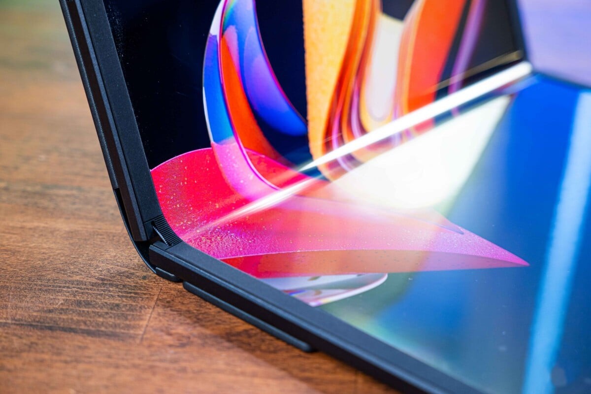 Đánh giá Asus Zenbook 17 Fold OLED (UX9702): Màn hình lớn, tính di động cao, hoàn hảo cho làm việc và giải trí! 24 Asus Zenbook 17 Fold OLED UX9702 16