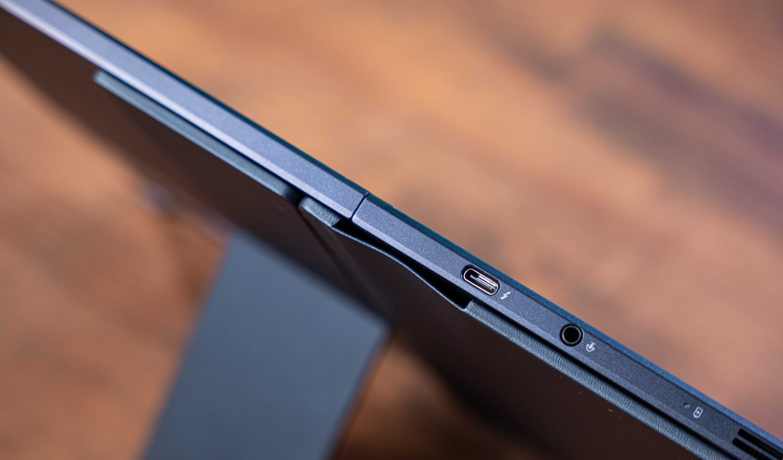 Đánh giá Asus Zenbook 17 Fold OLED (UX9702): Màn hình lớn, tính di động cao, hoàn hảo cho làm việc và giải trí! 32 Asus Zenbook 17 Fold OLED UX9702 7