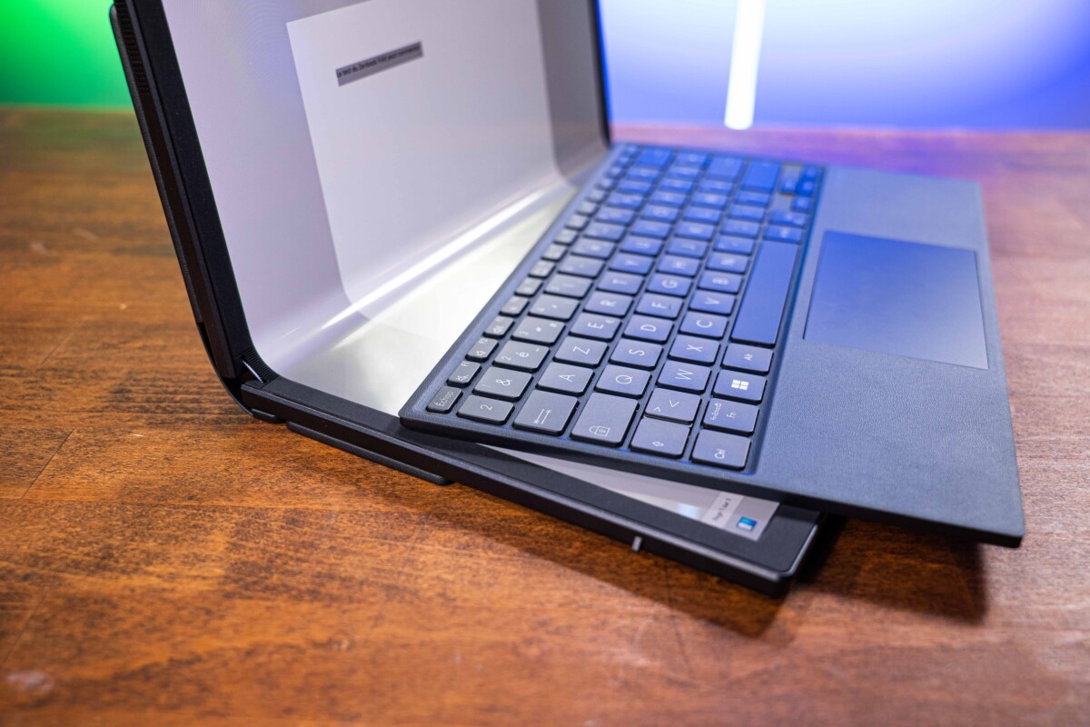 Đánh giá Asus Zenbook 17 Fold OLED (UX9702): Màn hình lớn, tính di động cao, hoàn hảo cho làm việc và giải trí! 31 Asus Zenbook 17 Fold OLED UX9702 8