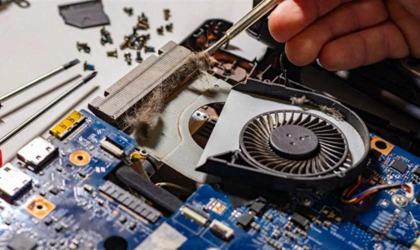 Bui ban trong khe tan nhiet va quat