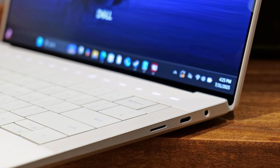 Đánh giá Dell Premium 14: Thiết kế thanh lịch kết hợp hiệu năng Intel Core Ultra mạnh mẽ 8 Dell Premium 14 4