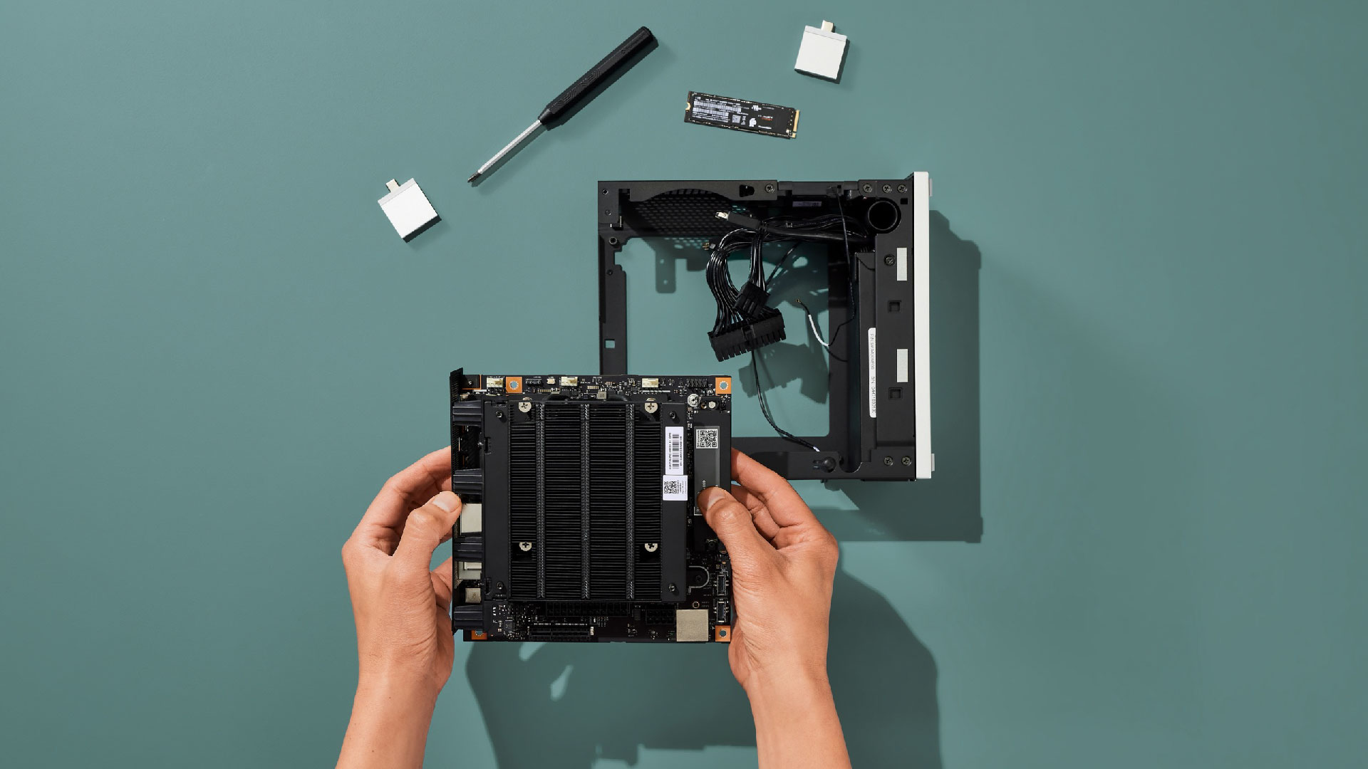 Trải nghiệm Framework Desktop: Nó hoàn toàn thay đổi cách nhìn của tôi về PC Mini 1 FWDesktop Mainboard Hero 1 01