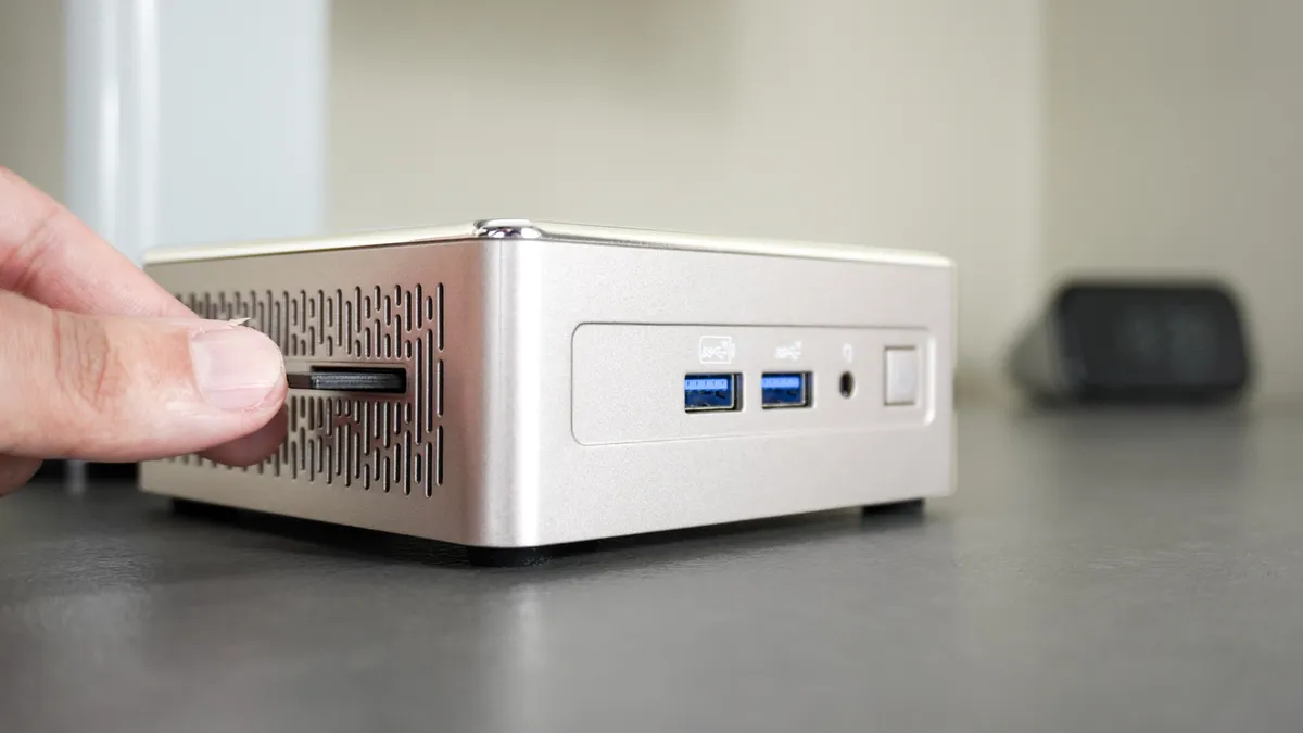 Đánh giá PC mini Geekom A5 2025 Edition: Đỉnh cao giá rẻ với thiết kế sang trọng và hiệu suất ổn định 16 Geekom A5 2025 Edition 4