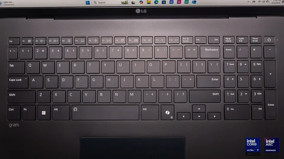 Đánh giá LG Gram 17 (2025): Laptop 17 inch siêu nhẹ, pin khủng, màn hình lớn cho mọi tác vụ 26 LG Gram 17 2025 3