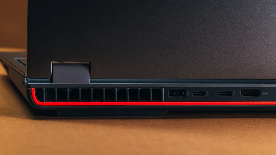 Đánh giá Lenovo ThinkPad P16 Gen 2: Chiếc laptop Workstation di động hoàn hảo cho dân kiến trúc và thiết kế 3D 5 Lenovo ThinkPad P16 Gen 2 3