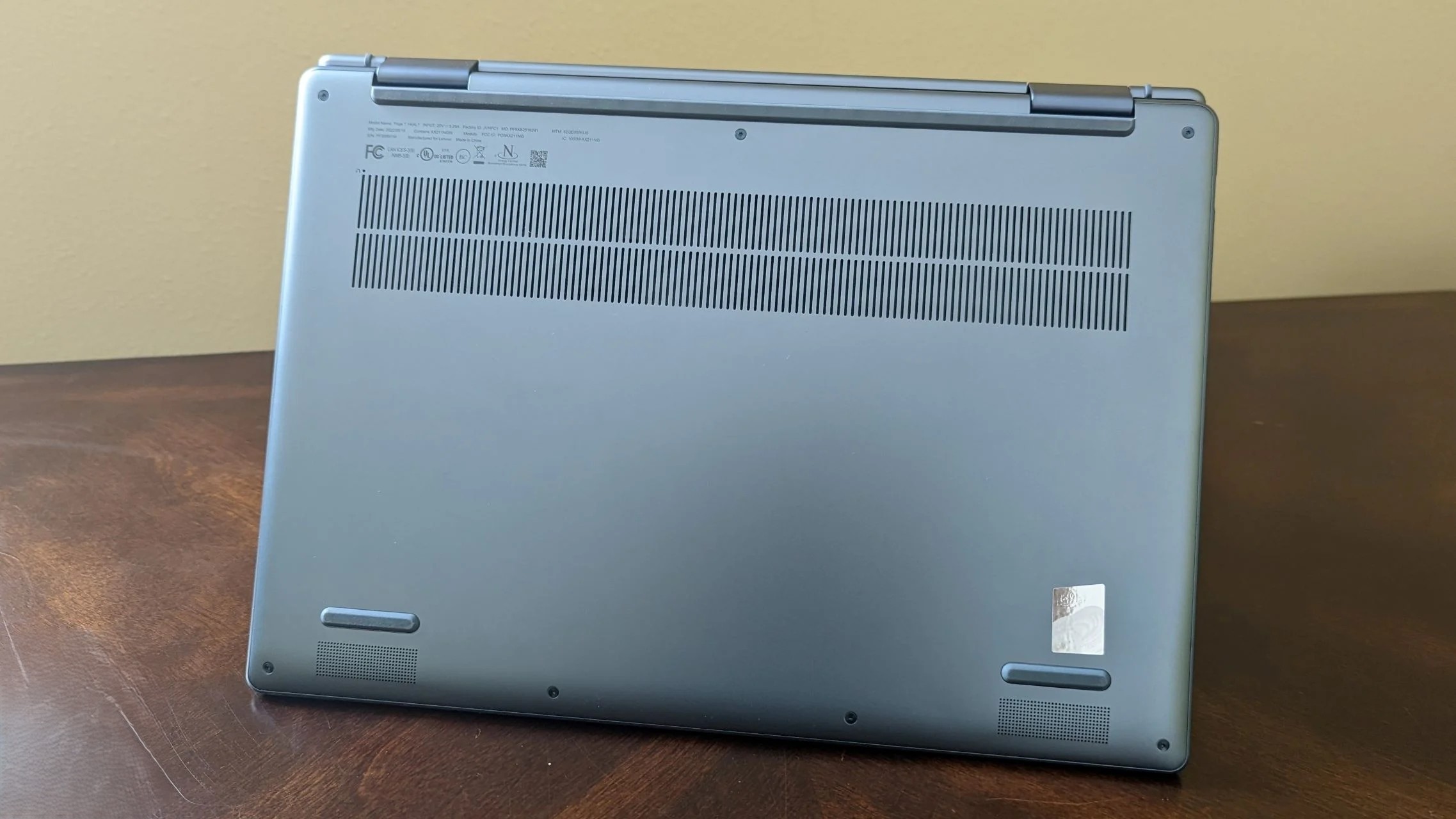 Đánh giá Lenovo Yoga 7i 14 Gen 7 (2022): Laptop 2-in-1 hoàn hảo cho công việc và giải trí! 41 Lenovo Yoga 7i 14 Gen 7 2022 1