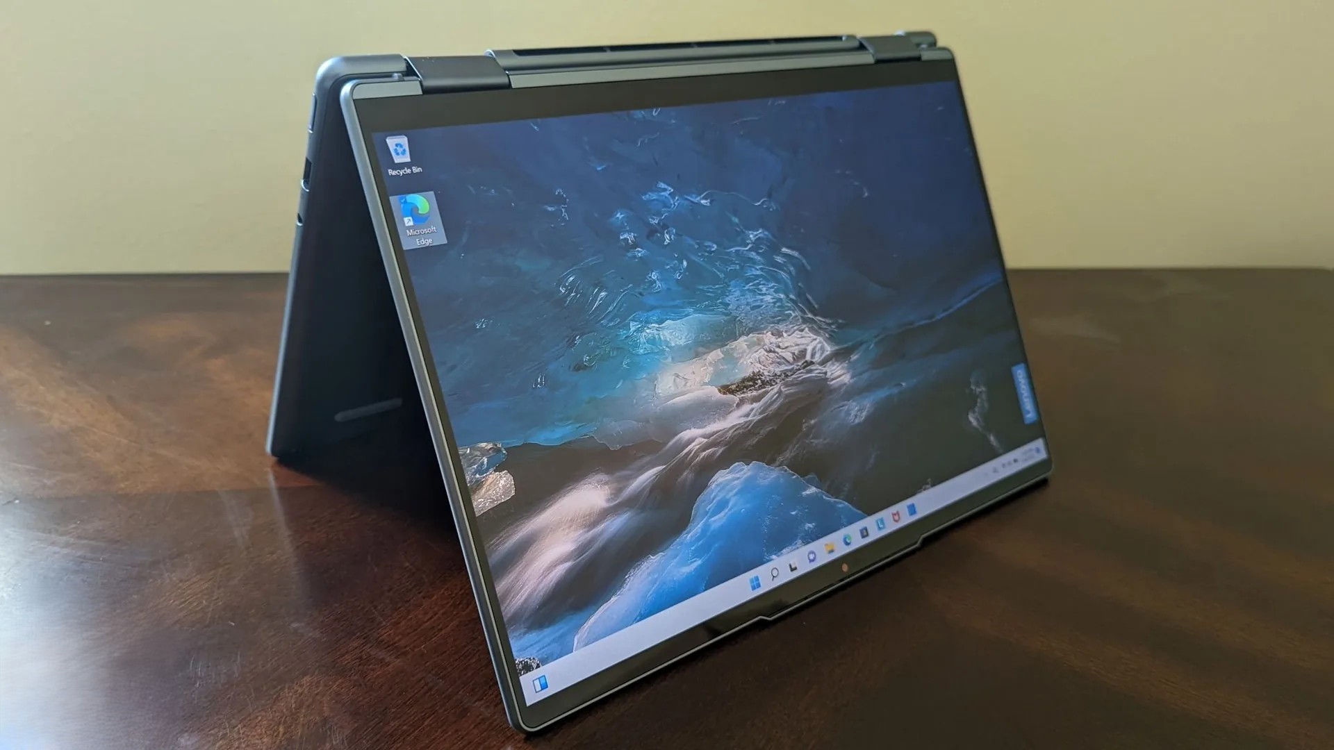 Đánh giá Lenovo Yoga 7i 14 Gen 7 (2022): Laptop 2-in-1 hoàn hảo cho công việc và giải trí! 1 Lenovo Yoga 7i 14 Gen 7 2022 8