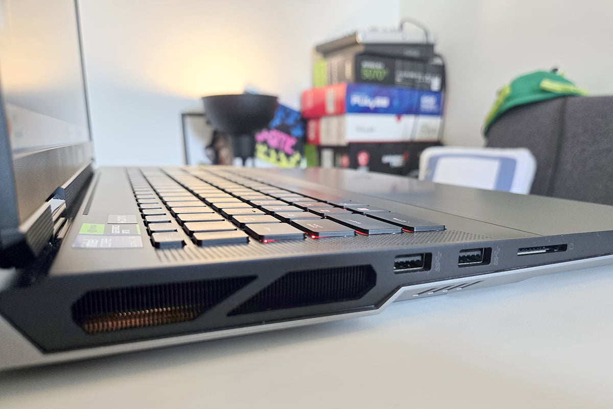 MSI Titan 18 HX AI A2XWJG 609FR 12