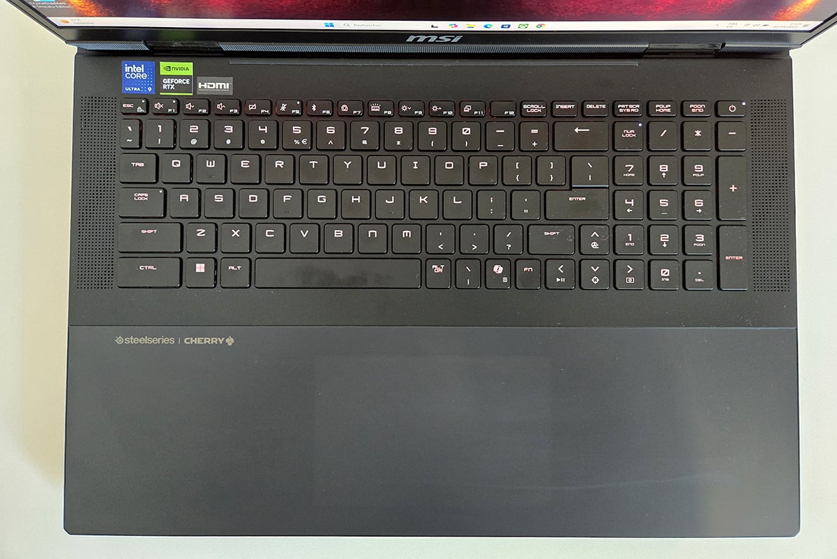 MSI Titan 18 HX AI A2XWJG 609FR 13