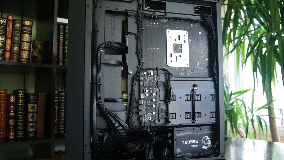 Đánh giá Maingear MG-1: Cỗ máy tùy chỉnh mạnh mẽ với thiết kế ấn tượng và hiệu suất đỉnh cao 17 Maingear MG 1 4