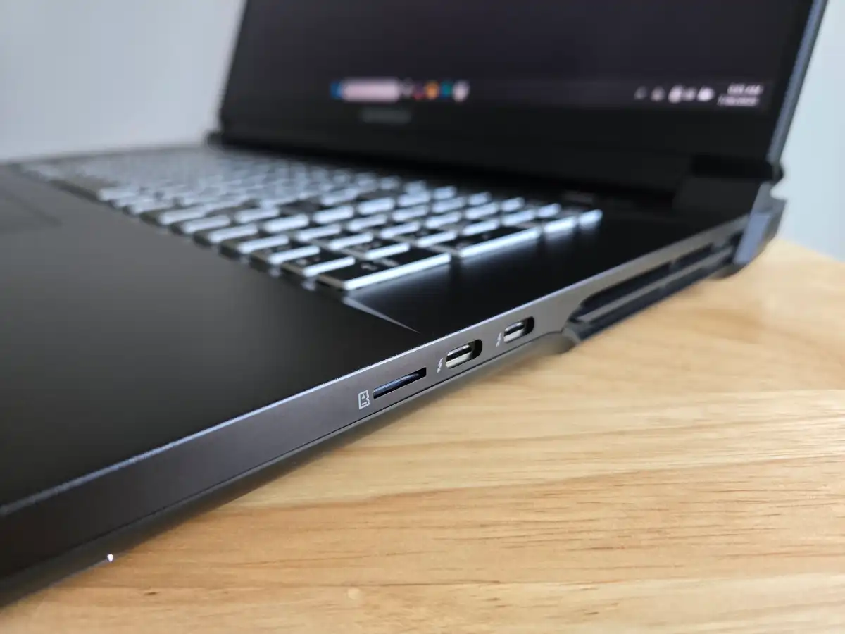 Đánh giá Laptop Maingear Ultima 18: Sức mạnh vượt trội, thiết kế cổ điển 17 Maingear Ultima 18 5