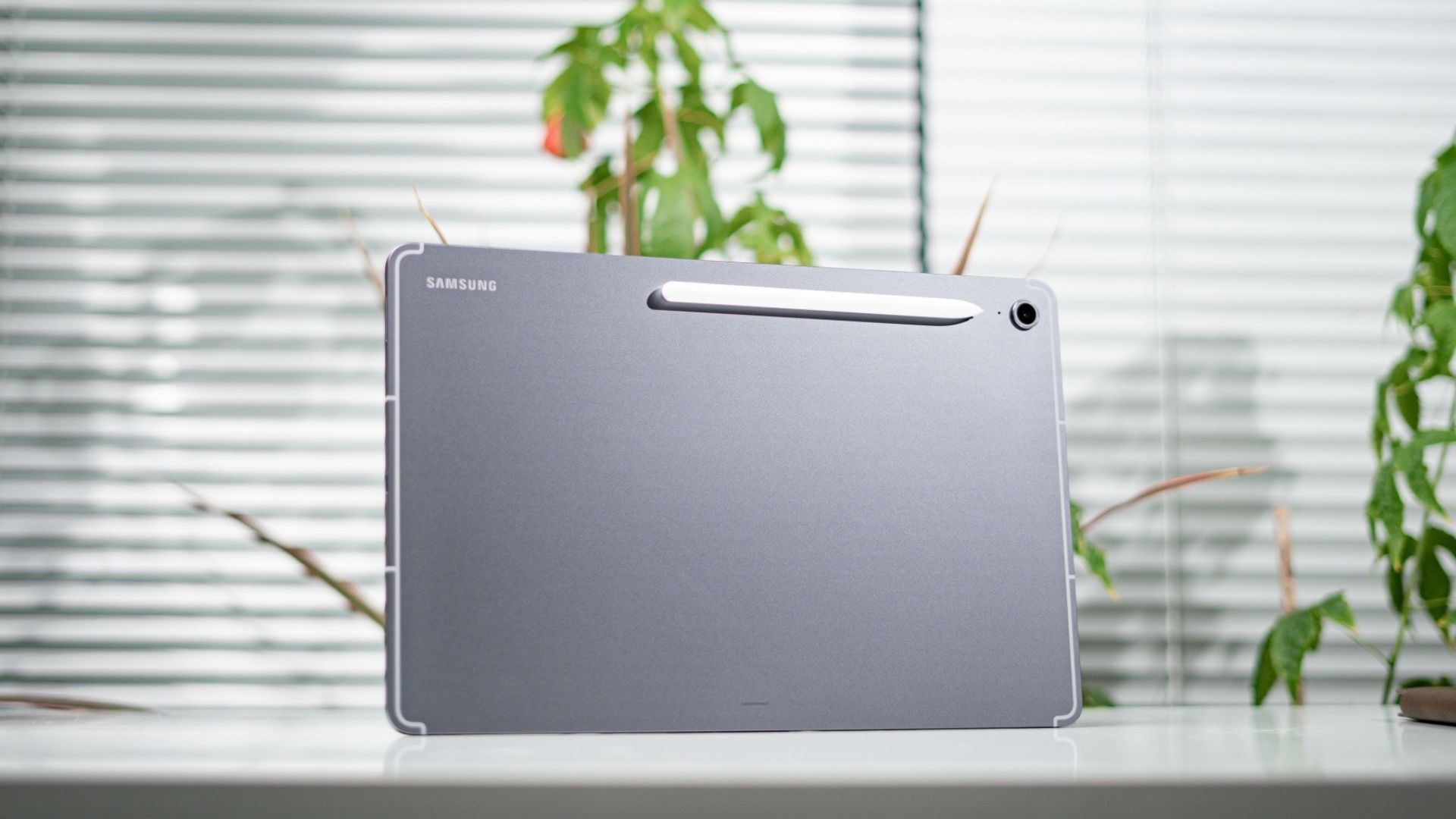 Đánh giá Samsung Galaxy Tab S10 FE+: Chiếc tablet tầm trung sở hữu màn hình lớn, S Pen và kháng nước IP68 1 Samsung Galaxy Tab S10 FE 1