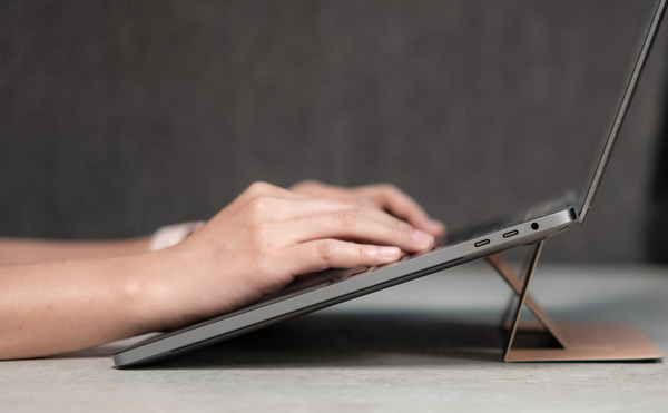 Su dung laptop tren be mat khong thong thoang