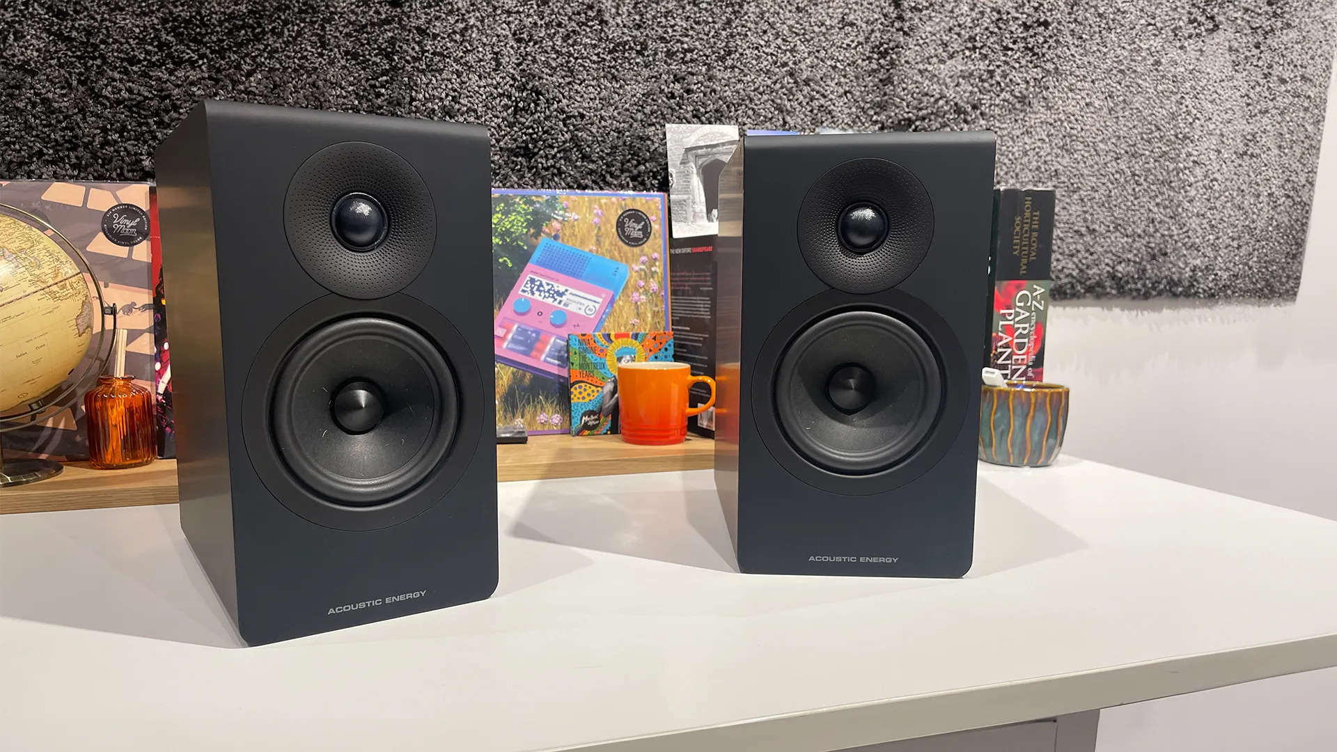 Đánh giá Acoustic Energy AE300 Mk2: Loa Bookshelf Anh Quốc với chất âm tinh tế và nội lực 1 ezgif 21bd9a82230407