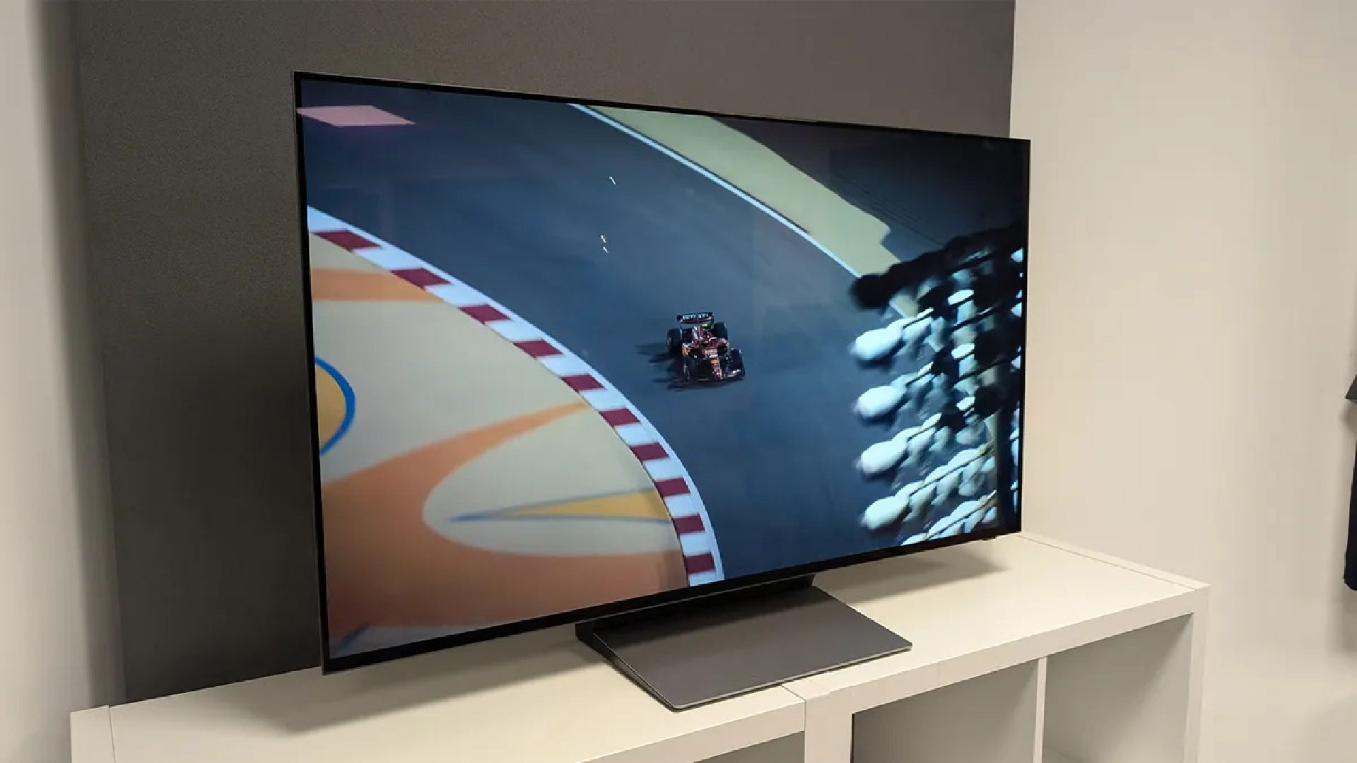 Đánh giá Samsung S90F (QE48S90F): TV OLED Mini gọn, chất lượng hình ảnh đỉnh cao 1 ezgif 2bc60e5203996f 01