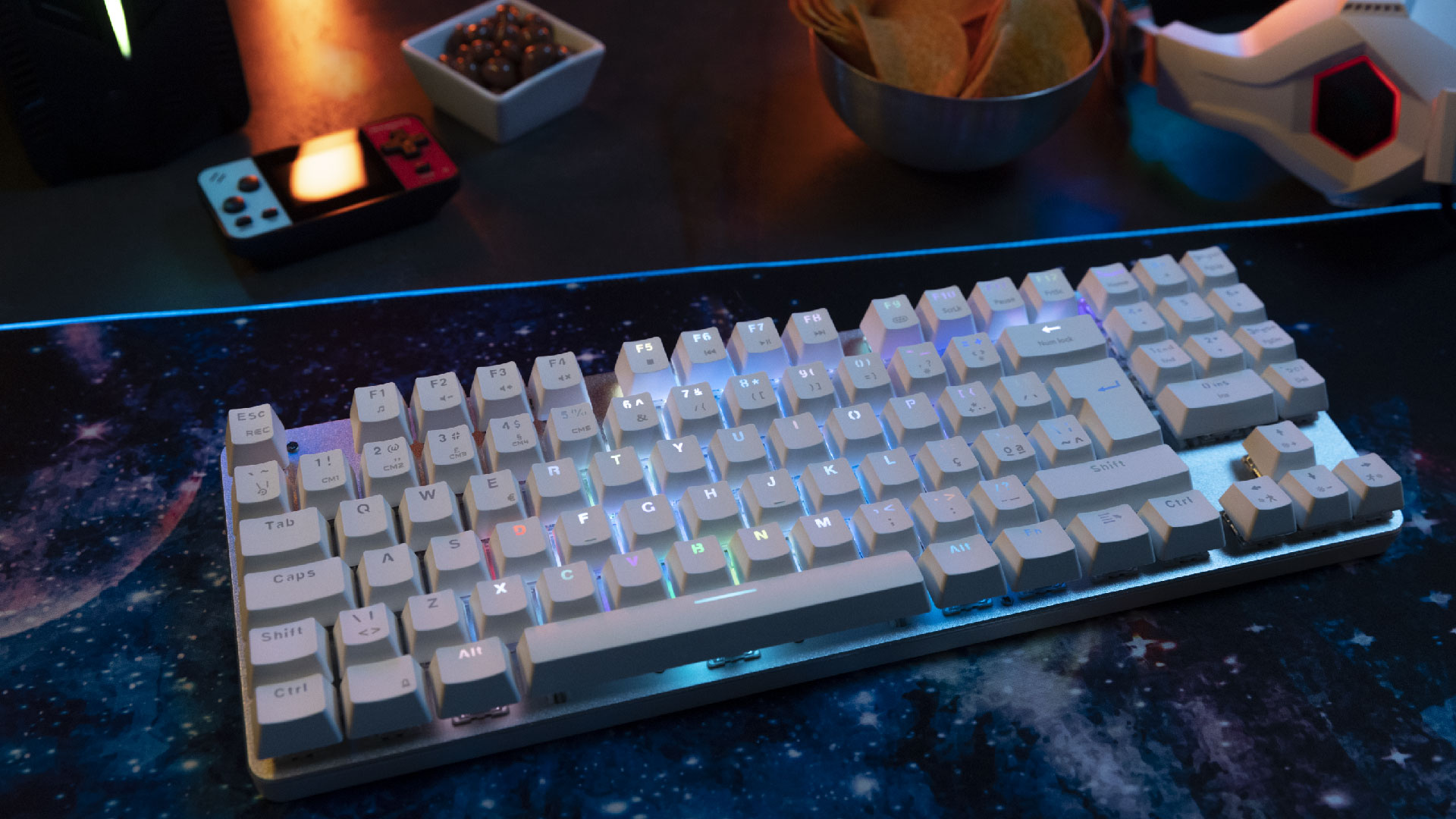 Top những bàn phím cơ đáng chú ý nhất trong nửa đầu năm 2025 1 white keyboard with lights high angle 01