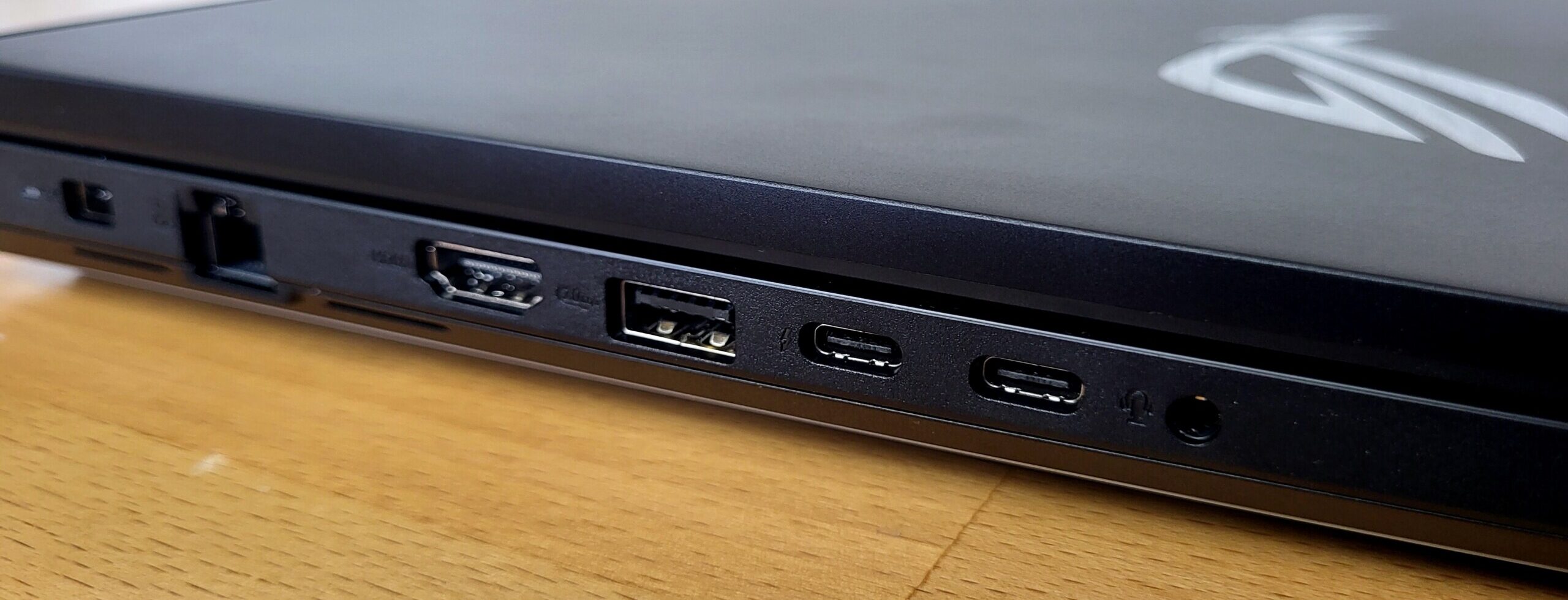 Đánh giá ASUS ROG Strix SCAR 18 (G835LX): Màn hình Mini-LED 240Hz, RTX 5090 - Đỉnh cao trải nghiệm 48 ASUS ROG Strix SCAR 18 G835LX 12 e1757948696852