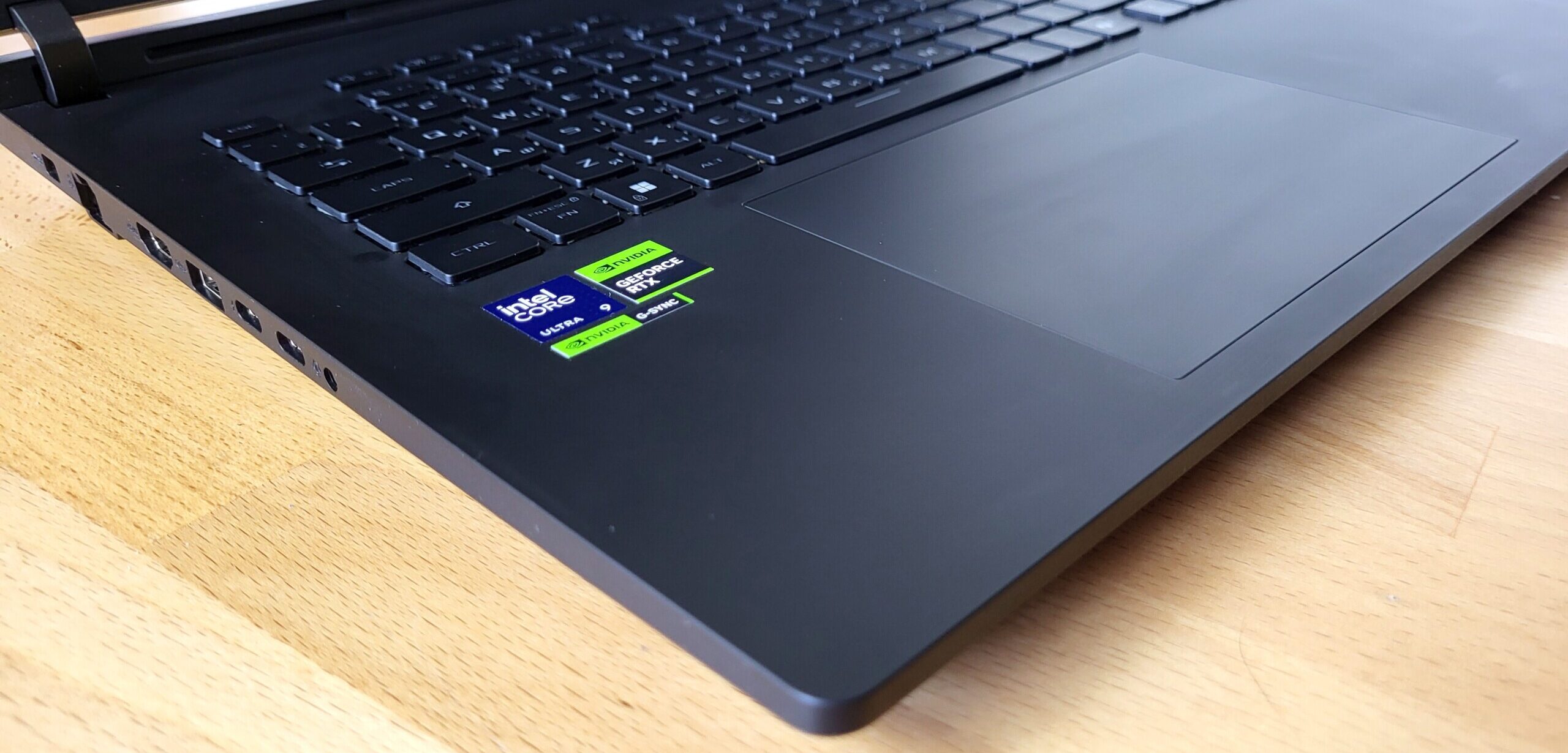 Đánh giá ASUS ROG Strix SCAR 18 (G835LX): Màn hình Mini-LED 240Hz, RTX 5090 - Đỉnh cao trải nghiệm 45 ASUS ROG Strix SCAR 18 G835LX 15 e1757948555806