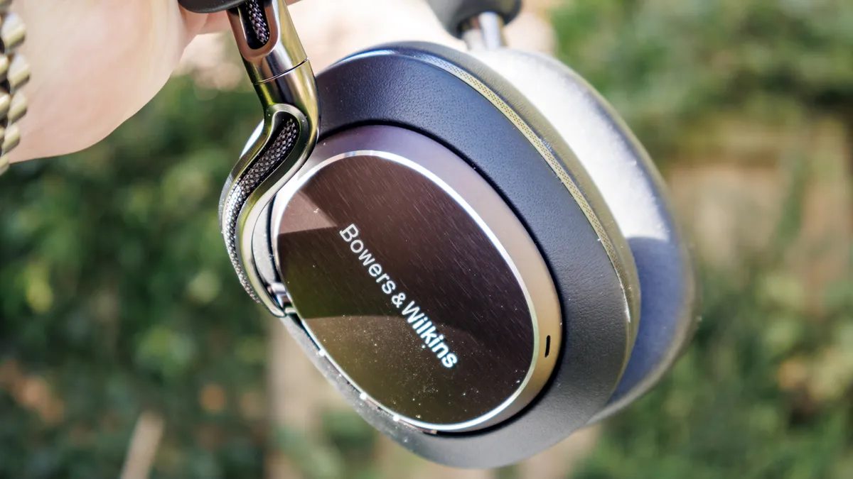 Bowers Wilkins Px8 S2 10
