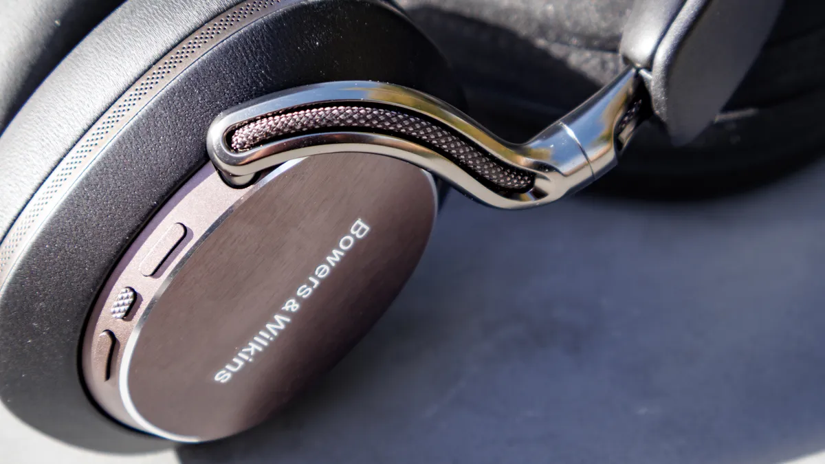 Đánh giá Bowers & Wilkins Px8 S2: Liệu có xứng đáng là "ông vua" mới của tai nghe không dây? 18 Bowers Wilkins Px8 S2 5