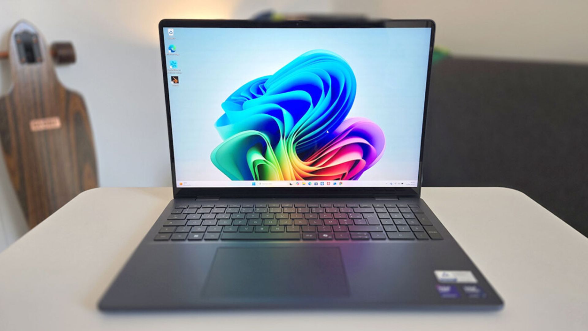 Đánh giá Dell 16 Plus 2-in-1 DB06250: Màn hình 16-inch QHD+ đẹp mê hồn, nhưng có đáng giá? 1 Dell 16 Plus 2 in 1 DB06250 1
