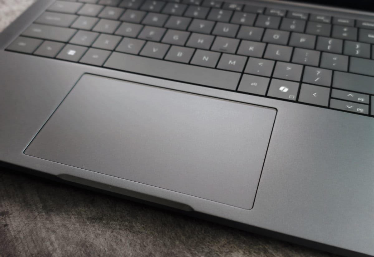 Đánh giá Dell Pro 13 Premium: Một chiếc laptop siêu nhẹ dành cho doanh nhân với sức mạnh siêu bền 20 Dell Pro 13 Premium 7 e1756890514919