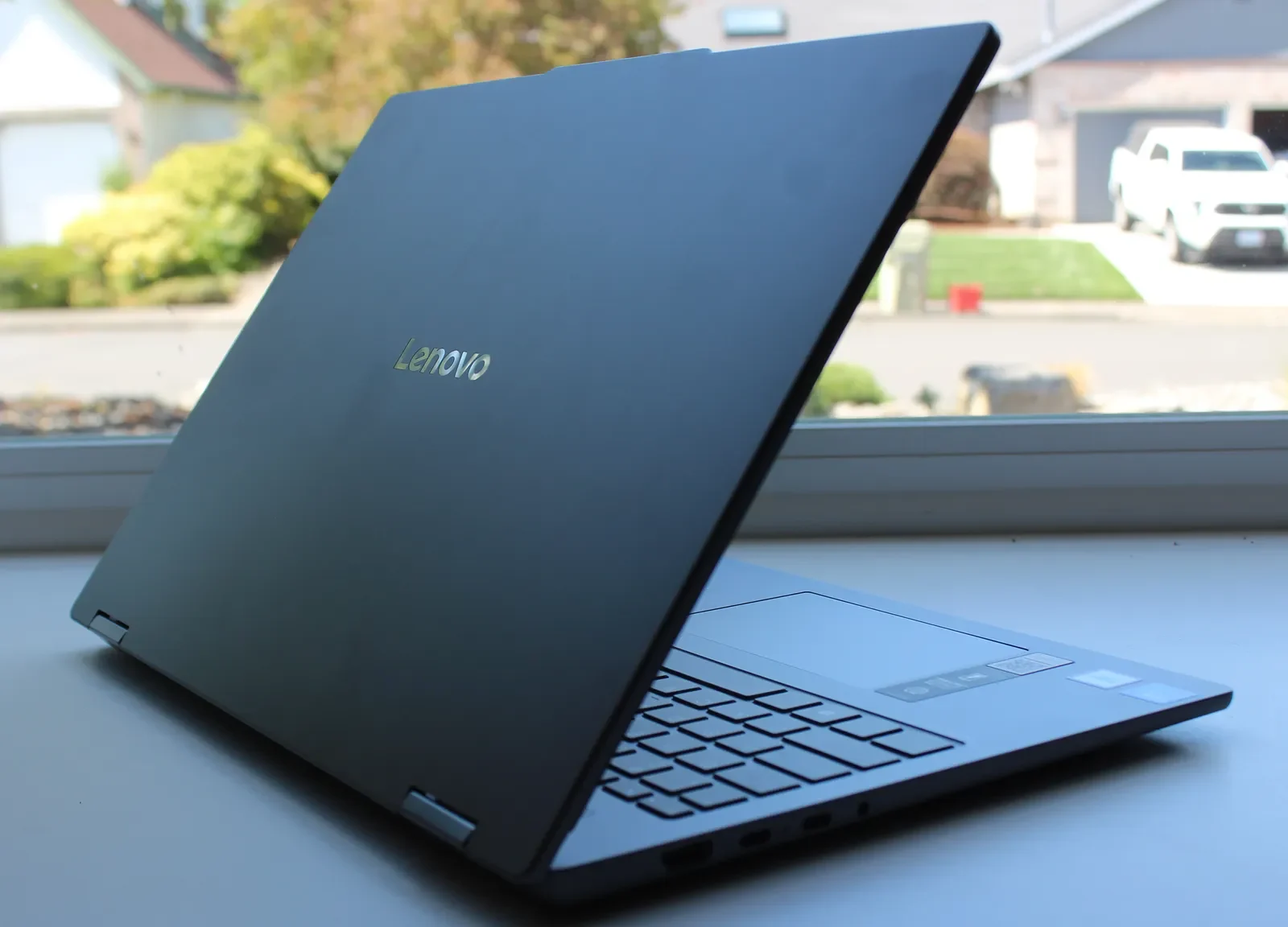 Khám phá Lenovo IdeaPad 5i 2in1: Biến hóa tinh tế từ Laptop thành Tablet 8 Lenovo IdeaPad 5i 2in1 2 e1758601074342