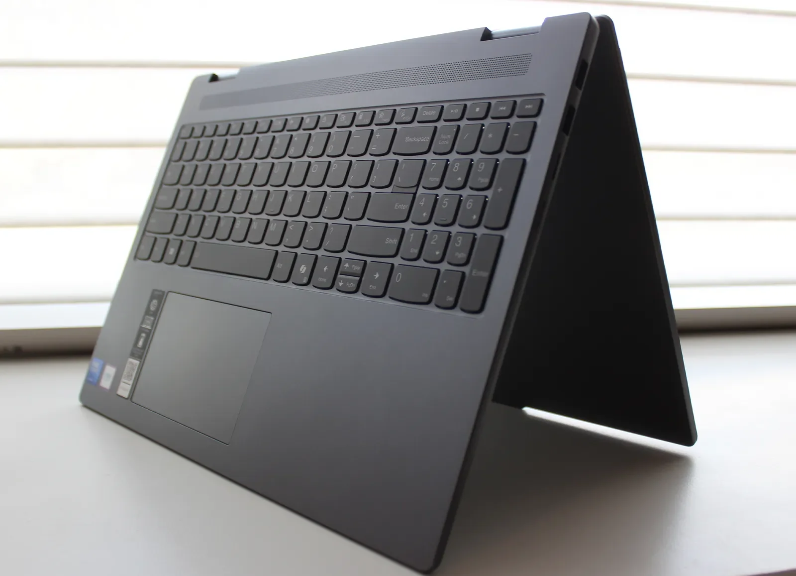 Khám phá Lenovo IdeaPad 5i 2in1: Biến hóa tinh tế từ Laptop thành Tablet 11 Lenovo IdeaPad 5i 2in1 5 e1758601005916